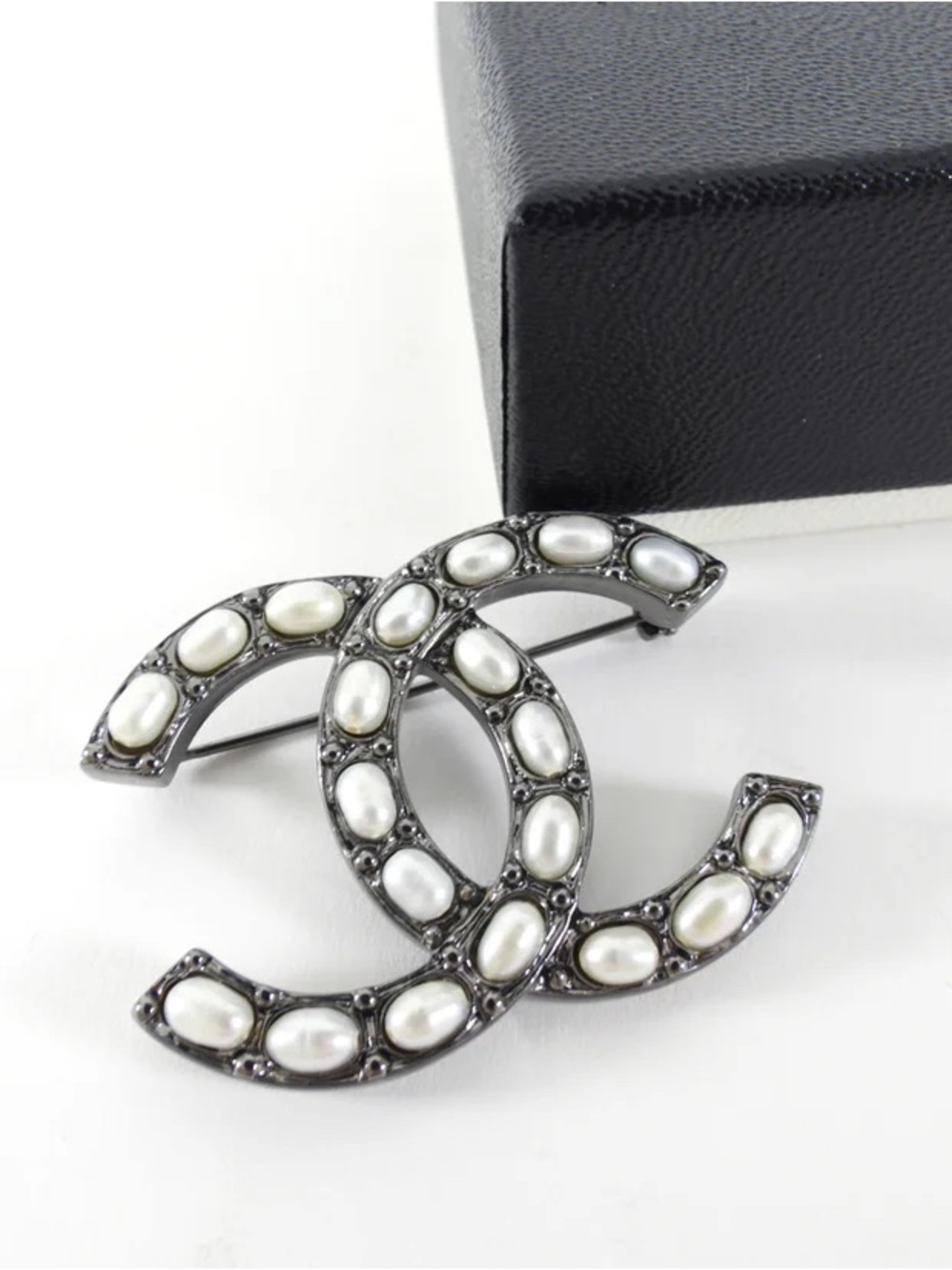 CHANEL Silver CC Logo Brooch with White Pearls - Picture 4 of 6